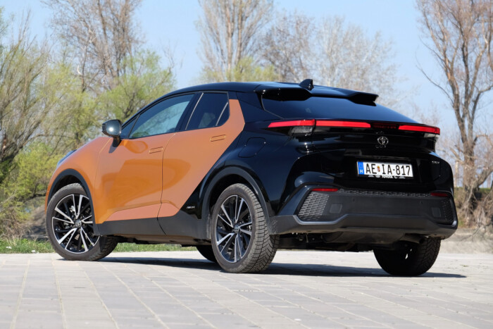 Dinamikus és takarékos is egyben a Toyota hibridje 17