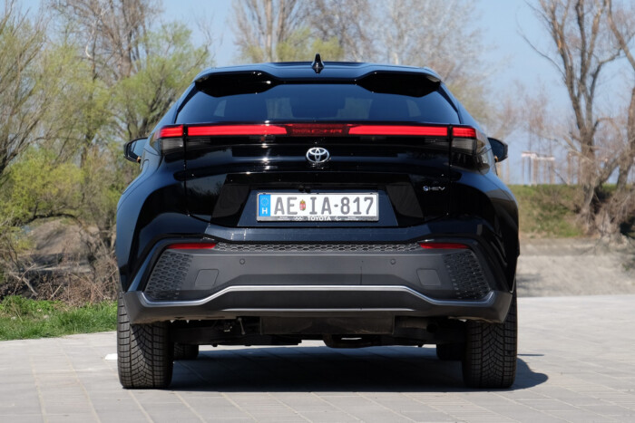 Dinamikus és takarékos is egyben a Toyota hibridje 8