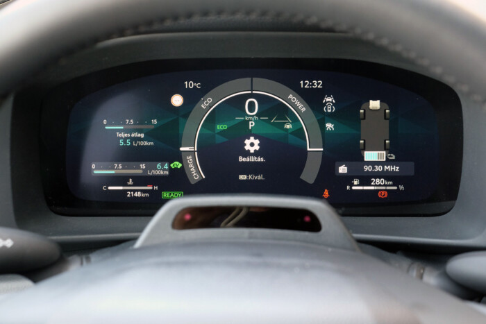 Dinamikus és takarékos is egyben a Toyota hibridje 14