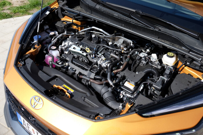 Dinamikus és takarékos is egyben a Toyota hibridje 12