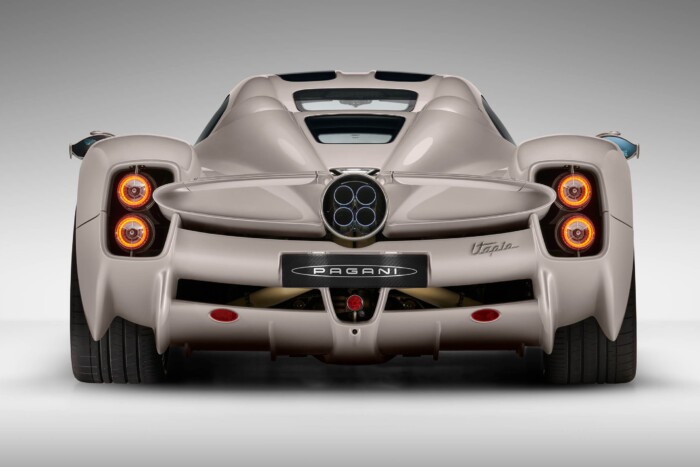 Pokolian ritka szupersportautóval hajtottak a mély vízbe Dubajban 3