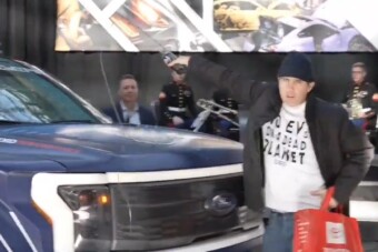 Olajjal öntöttek le egy villanyautót a klímavédők