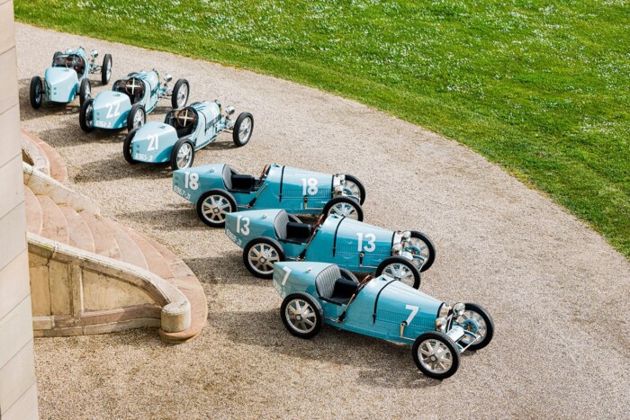 Kicsinyítve támasztották fel a százéves versenyautókat