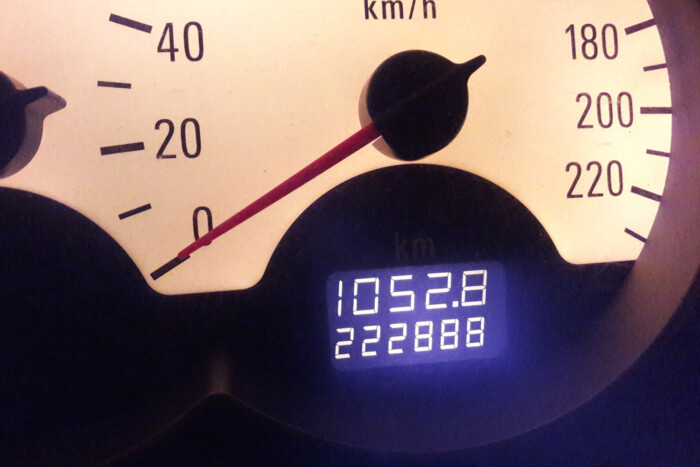 kilométer-számláló óraállás óratekerés órapörgetés