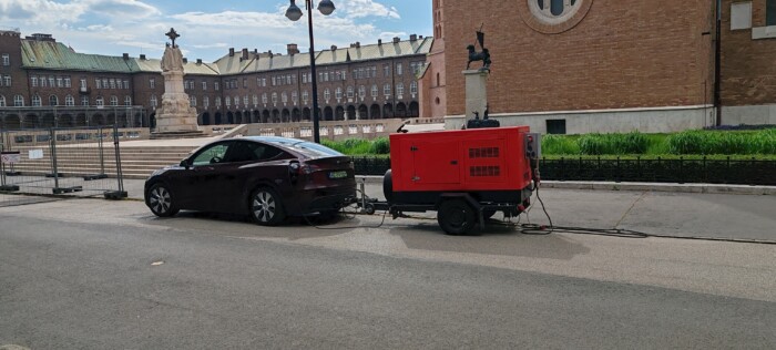Pöfögő dízel áramfejlesztővel töltöttek villanyautót Szeged közepén 1 | Vezess Pöfögő dízel áramfejlesztővel töltöttek villanyautót Szeged közepén 1