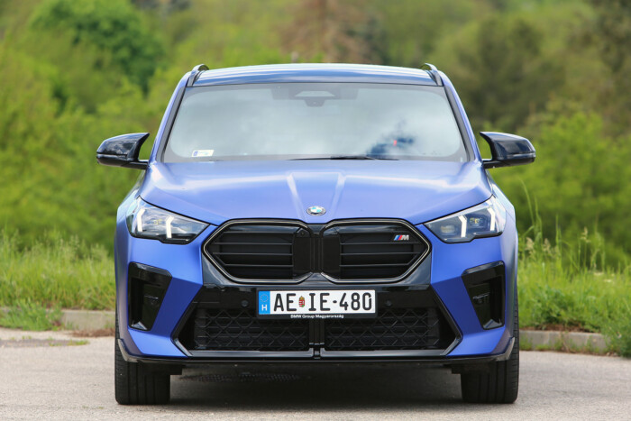 Nagy BMW-ket is leárnyékol Budapesten ez az X2 8