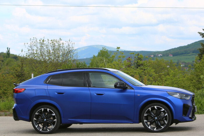 Nagy BMW-ket is leárnyékol Budapesten ez az X2 7