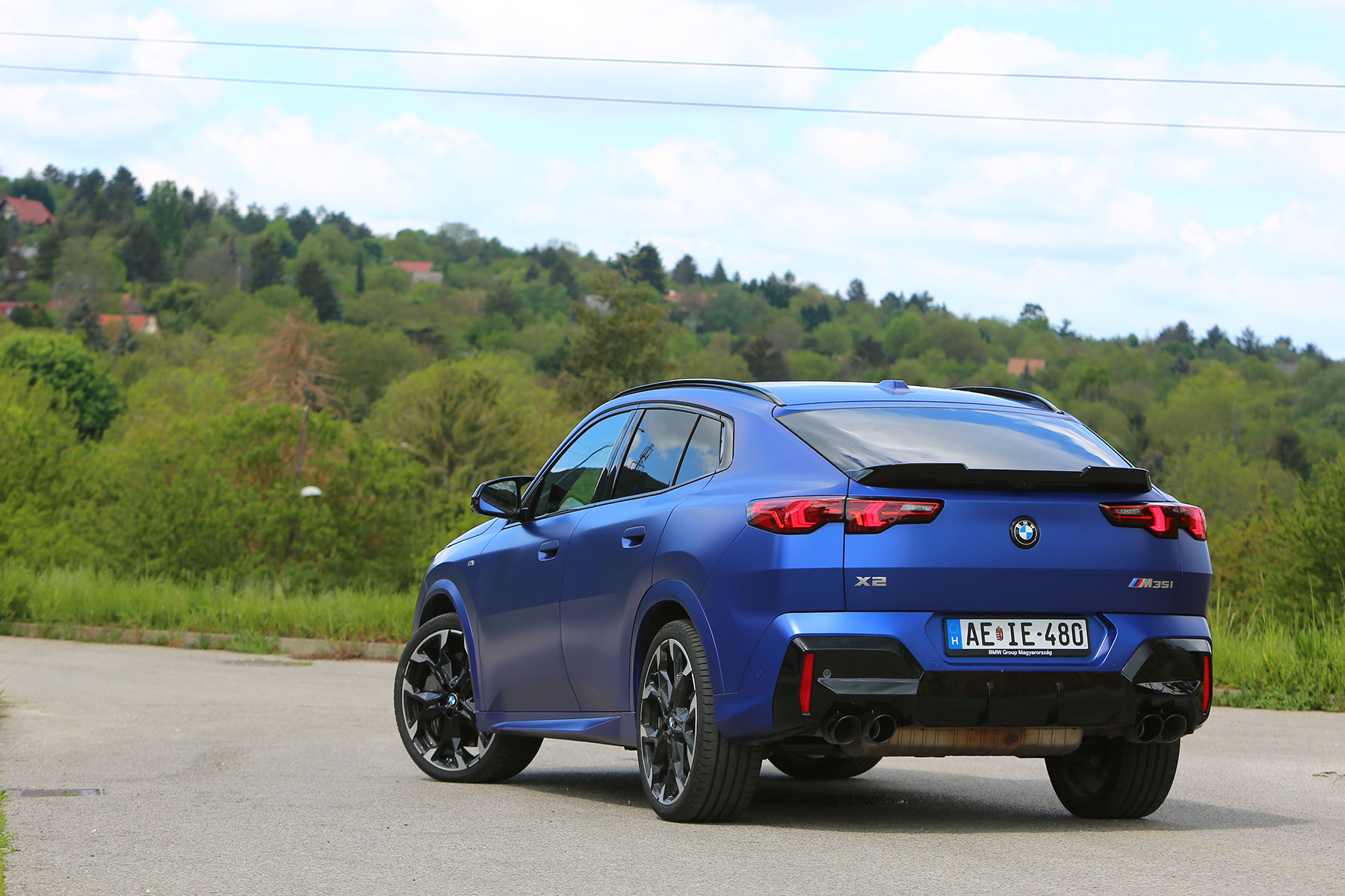 Nagy BMW-ket is leárnyékol Budapesten ez az X2 52