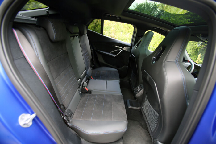 Nagy BMW-ket is leárnyékol Budapesten ez az X2 10