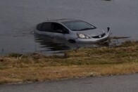 Látványos birkózást vettek videóra az autópályán 1 Látványos birkózást vettek videóra az autópályán 1