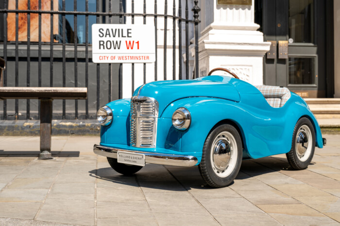 Úri szabók dobják fel a luxus-játékautót