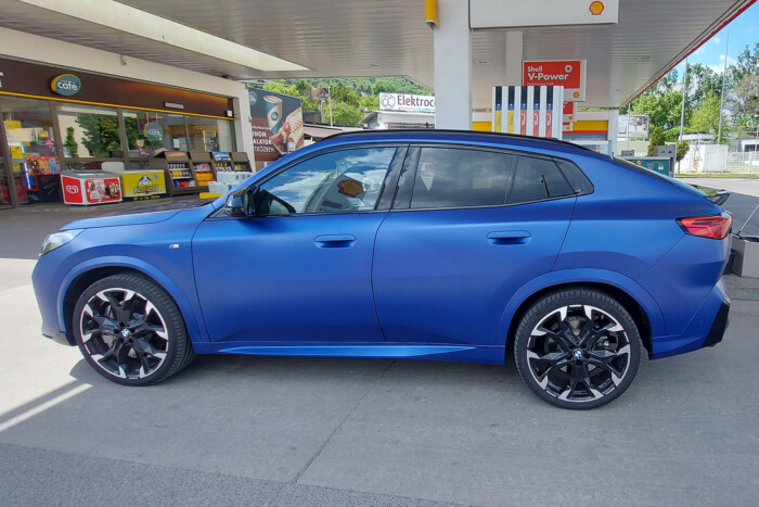 Nagy BMW-ket is leárnyékol Budapesten ez az X2 21