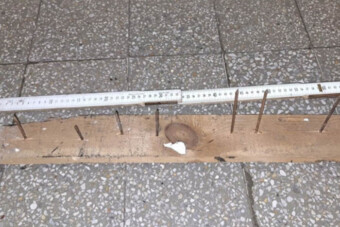 Szöges deszkát tettek egy tiszafüredi vasúti átjáróba