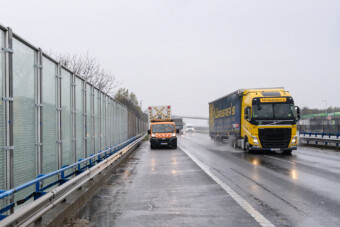 Szabad az út a motorosoknak a leállósávban Spanyolországban