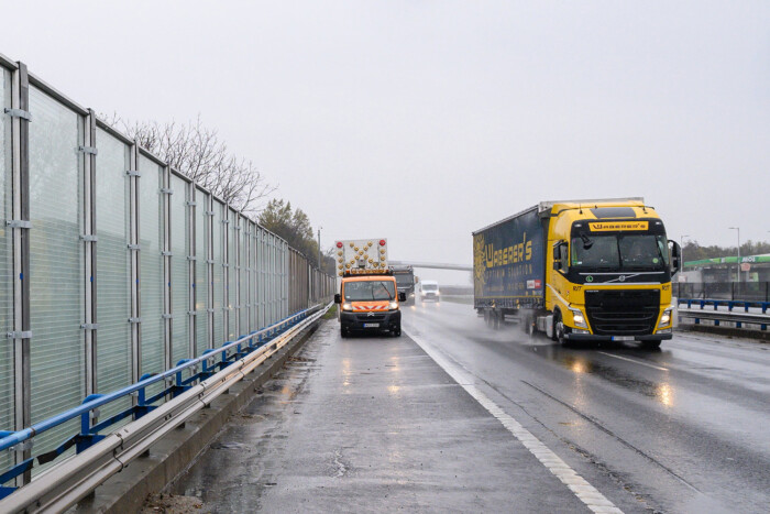 Szabad az út a motorosoknak a leállósávban Spanyolországban