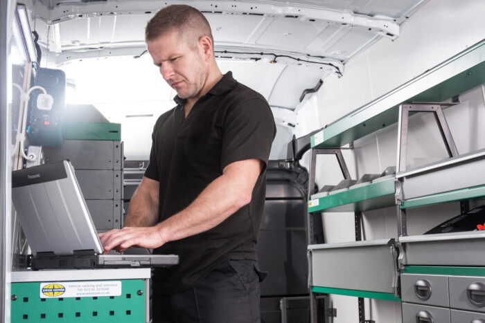 Idéntől kötelező a feketedoboz az autókban. Mutatjuk, melyekben 7