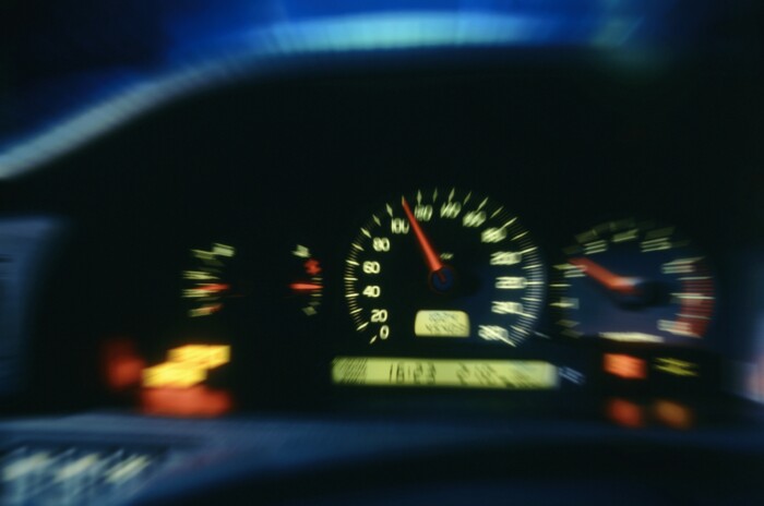 Így vennék el az autósok kedvét a gyorshajtástól