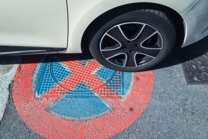 Hadat üzentek a parkolási bírságoknak