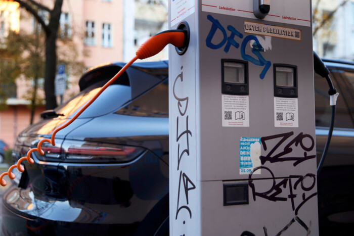 Elfajult a Tesla elleni tüntetés Berlinben