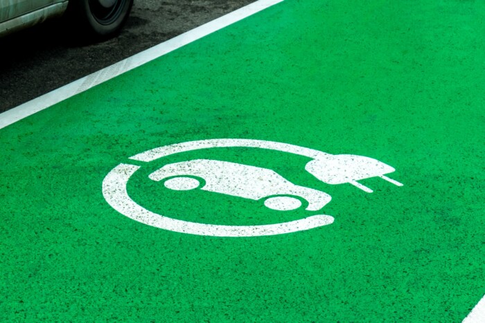 Kitiltották a villanyautókat egy kórházi parkolóból