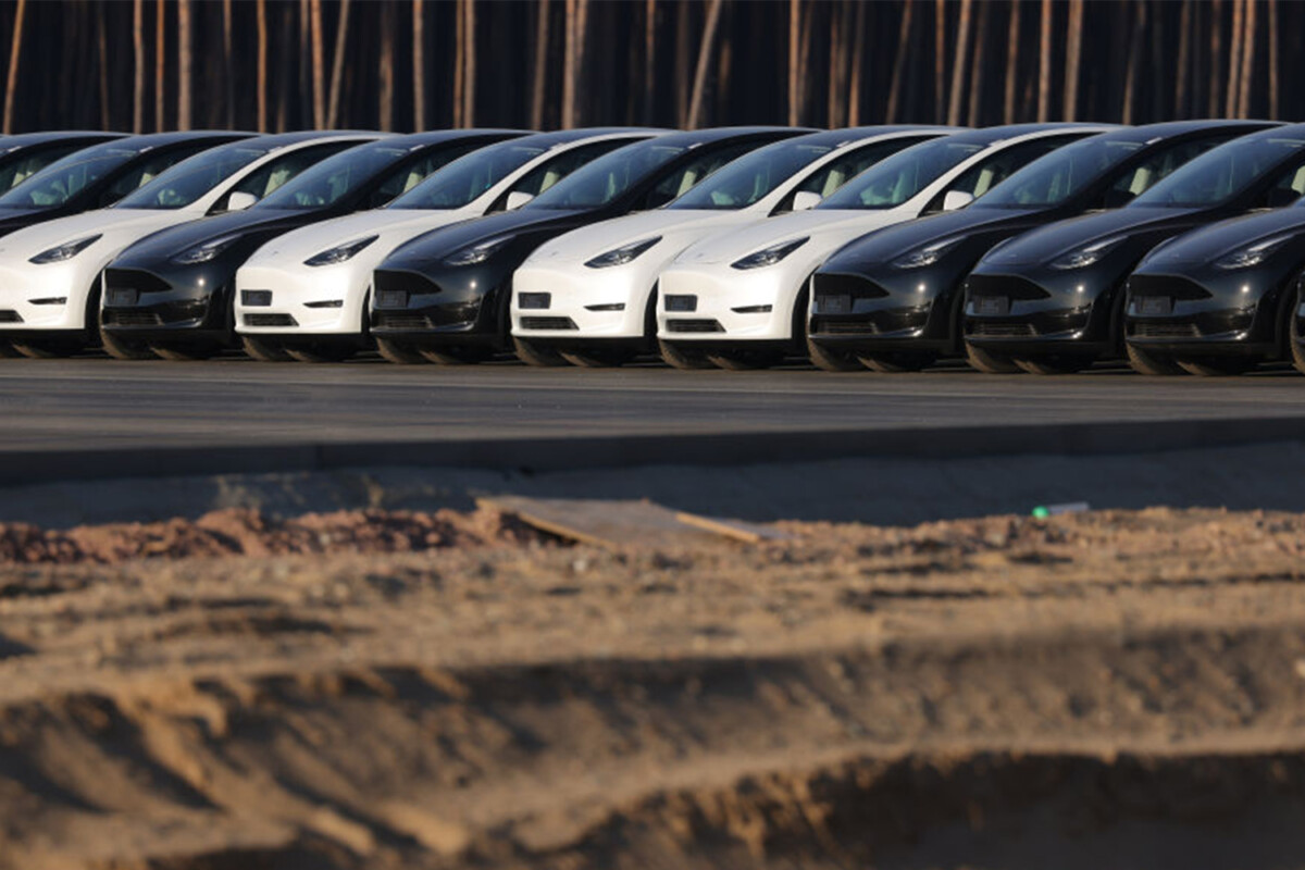 Miles de coches Tesla fueron encontrados en un aeropuerto de la República Democrática Alemana