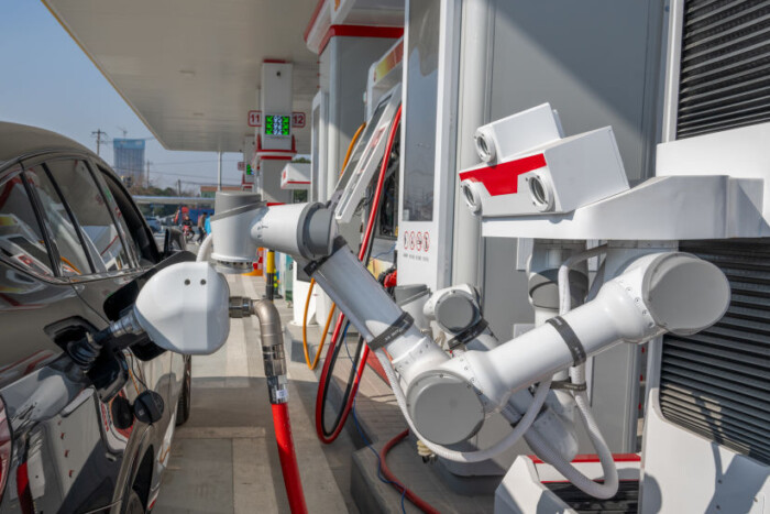 Autót tankol egy kínai robot, kell ez a világnak?