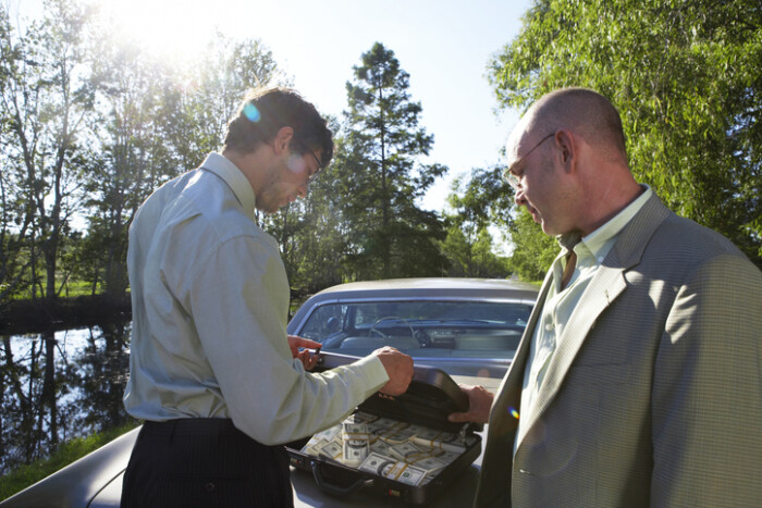 Az év csalásával lopott milliókat egy kereskedéstől