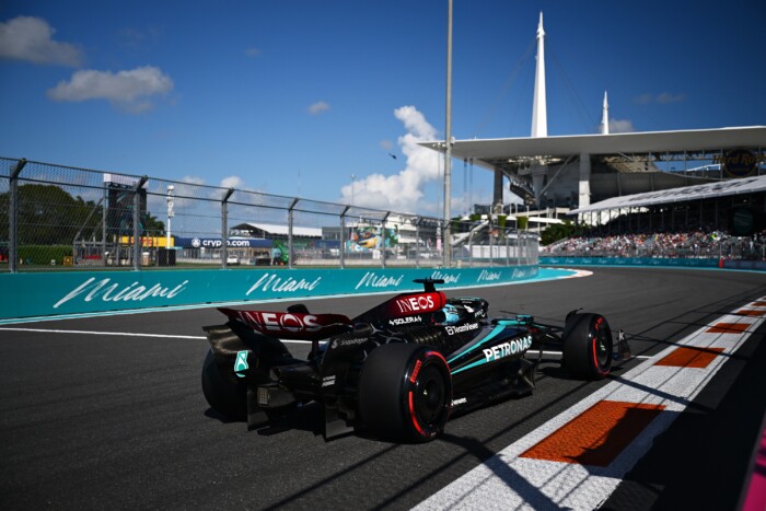 F1: Átesett a ló túloldalára a Mercedes