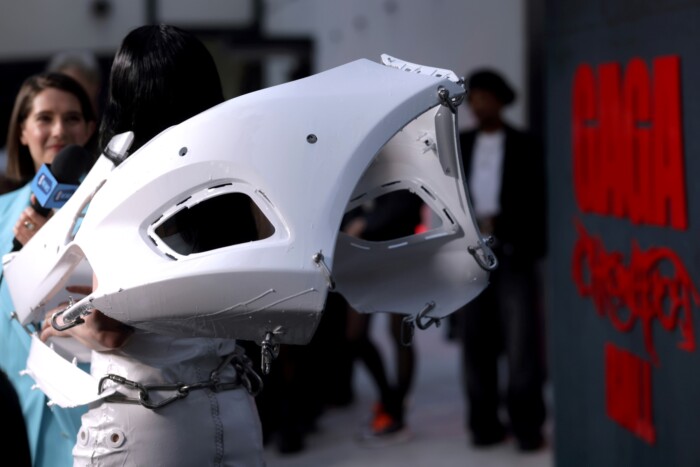 Lökhárítóba öltözött a világsztár, garantált a sokk