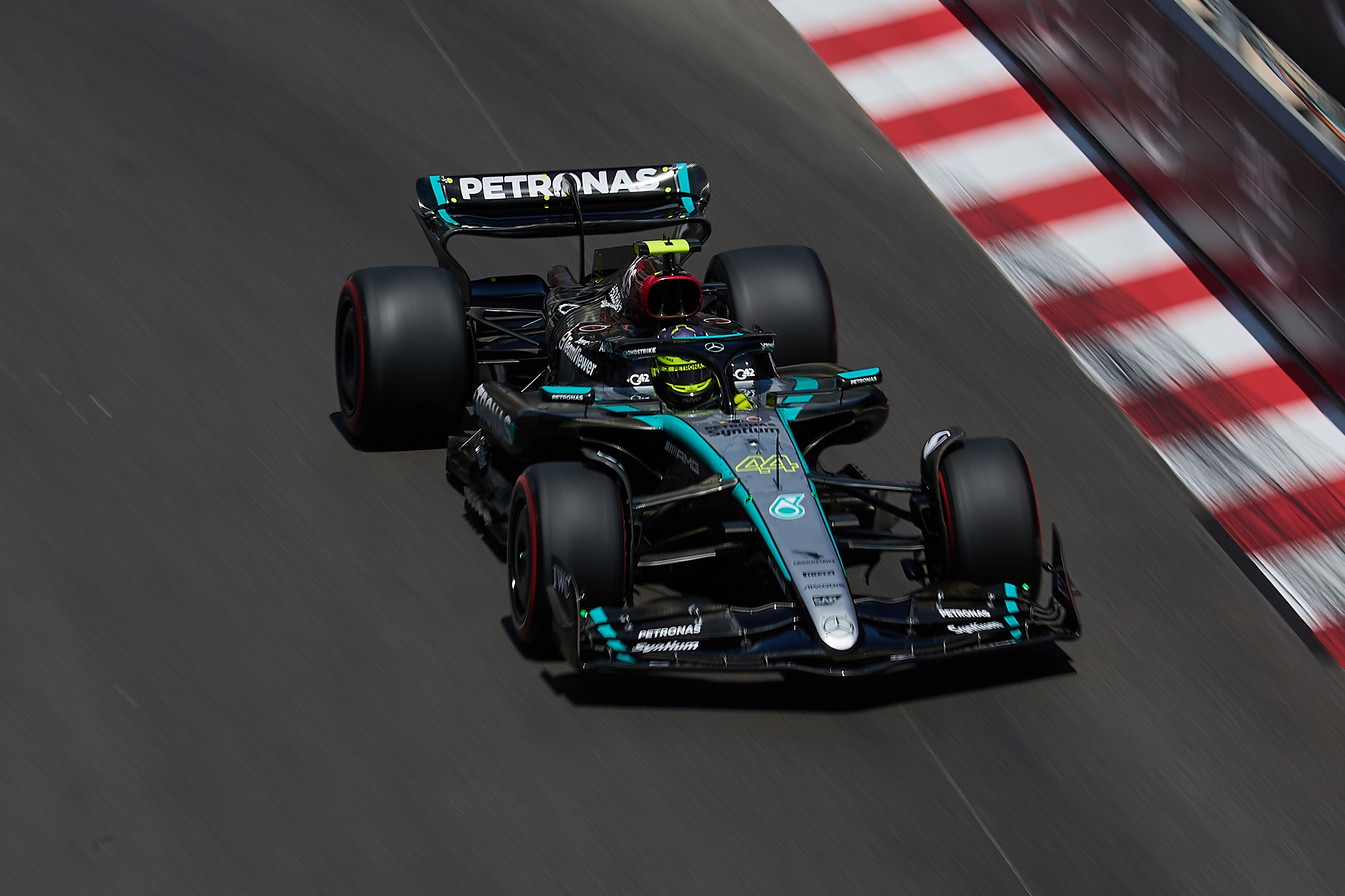 F1: Ezért kapott ki csapattársától Hamilton