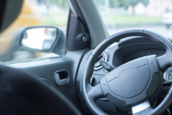 Eltiltották, épp vezetett, amikor a bíróság kereste