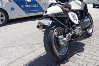A görbe rendszáma miatt magyarázkodó motorostól a rendőrök is padlót fogtak