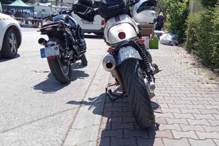 A görbe rendszáma miatt magyarázkodó motorostól a rendőrök is padlót fogtak 2