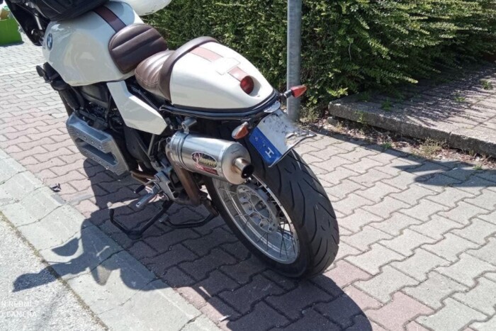 A görbe rendszáma miatt magyarázkodó motorostól a rendőrök is padlót fogtak 1