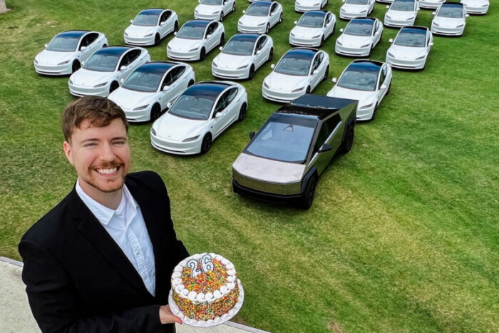 Születésnapján autókat oszt szét az ismert videós
