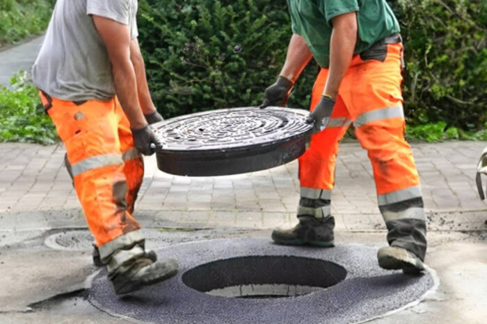 Így kell csatornafedelet cserélni német módra