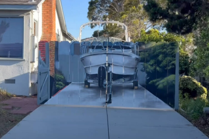 Furcsára festett kerítéssel tiltakozott egy hajós