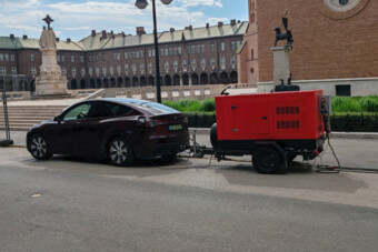 Pöfögő dízel áramfejlesztővel töltöttek villanyautót Szeged közepén