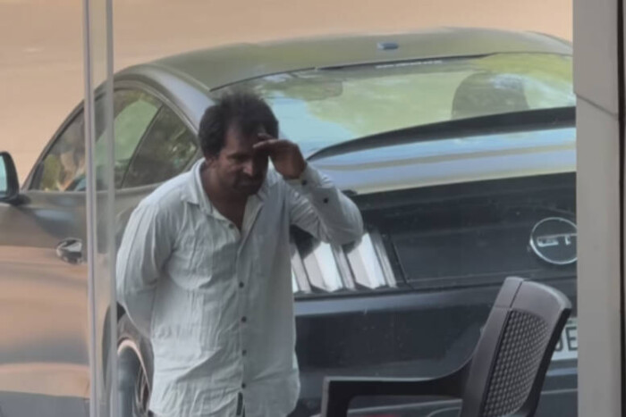 Luxusautót bámult az üvegen át, erre meglepően reagált a tulaj