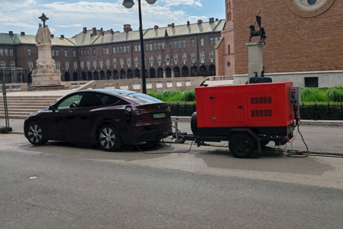 Pöfögő dízel áramfejlesztővel töltöttek villanyautót Szeged közepén