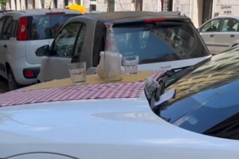 Megterítettek egy szabálytalanul parkoló autón