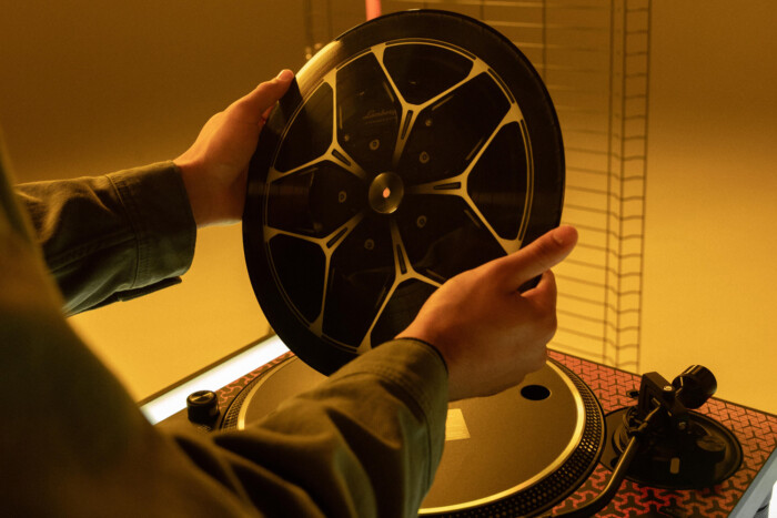 Hanglemezt ad ki a sportkocsigyártó