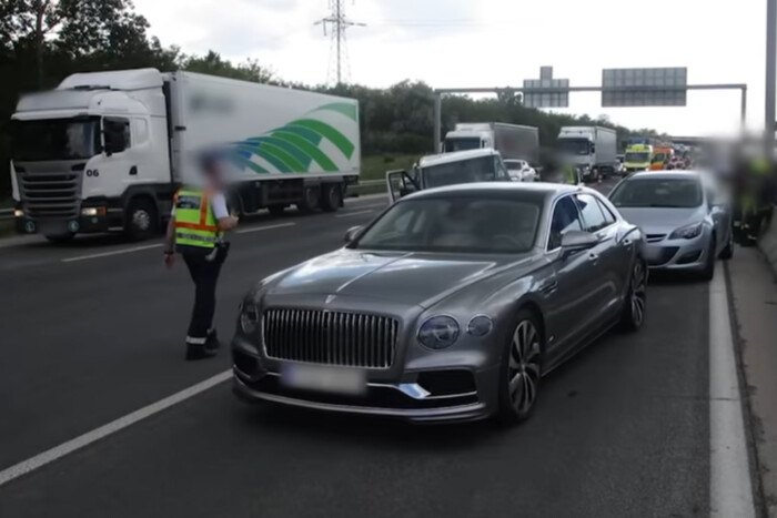 Megvan a felvétel: így zúztak le két Bentley-t az M0-son