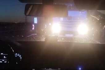 Forgalommal szemben hajtott egy kamionos az M30-ason