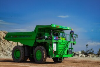 Hatalmas bányadömpert építettek át elektromossá