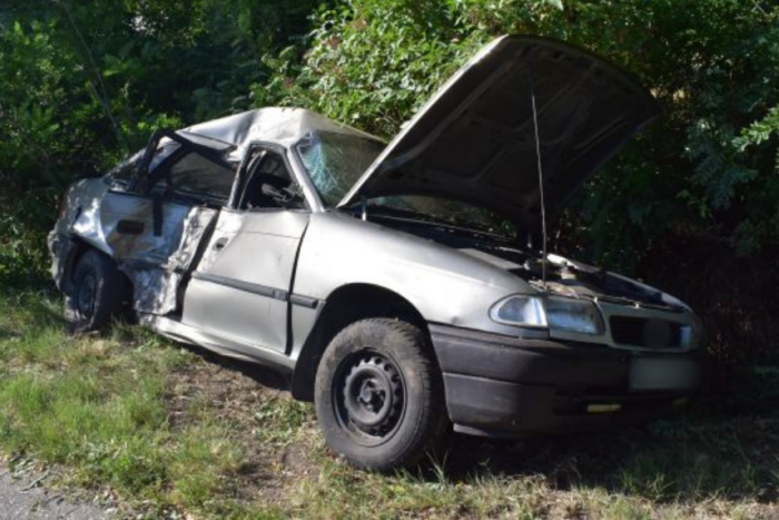 Lenyúlta apja autóját a 15 éves fiú, az árokig meg sem állt