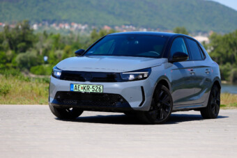 Erősebb, takarékosabb lett, de vajon jobb is az új elektromos Corsa?
