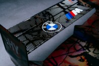 Festmény csöpögött ebbe a BMW-be 144