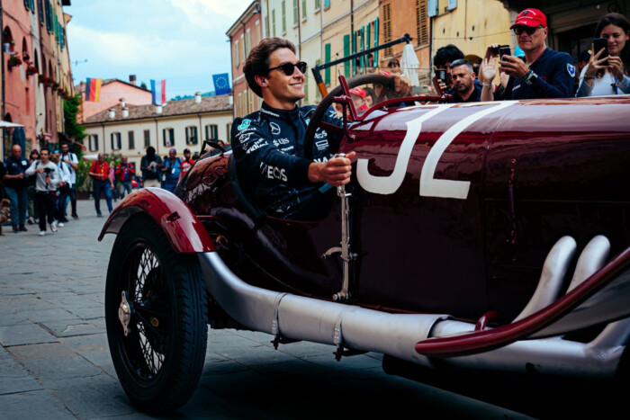 F1: Százéves autóval ment a díjáért a pilóta