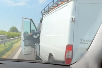 Üldözés és leszorítósdi után az M7-es belső sávjában büntetőfékezett egy furgonos